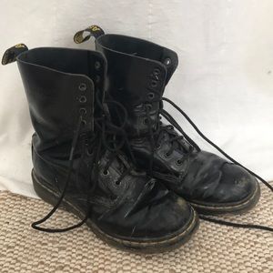Dr. Marten Lace-up 10 hole boots black